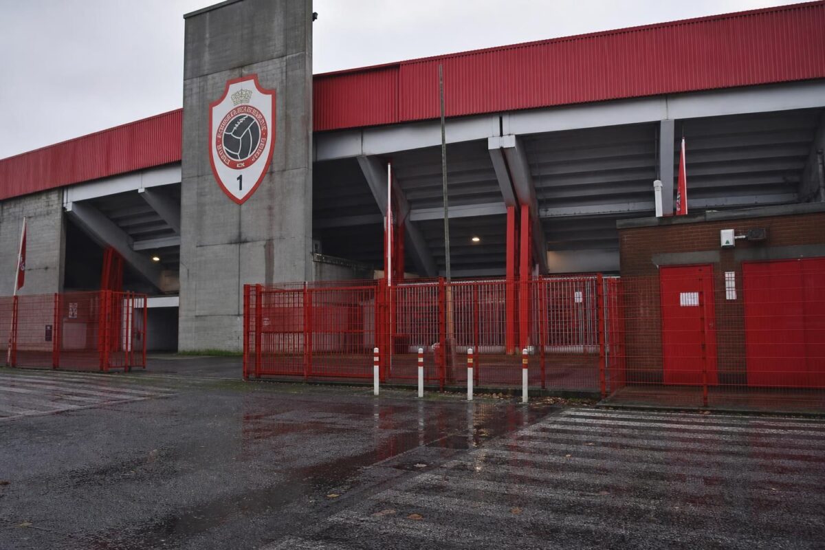 Gespannen stadionomgeving rond Royal Antwerp FC tijdens onzekere bestuursdagen