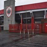 Gespannen stadionomgeving rond Royal Antwerp FC tijdens onzekere bestuursdagen