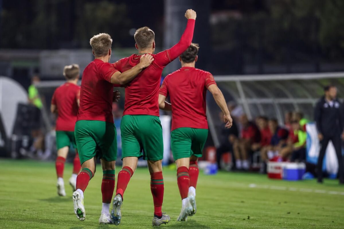 Zulte Waregem-spelers vieren een doelpunt tijdens een voorbereidingswedstrijd zonder herkenbare gezichten