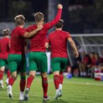 Zulte Waregem-spelers vieren een doelpunt tijdens een voorbereidingswedstrijd zonder herkenbare gezichten