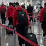 Gespannen voetbalreis in luchthavencontext rond een gevoelig visumdossier
