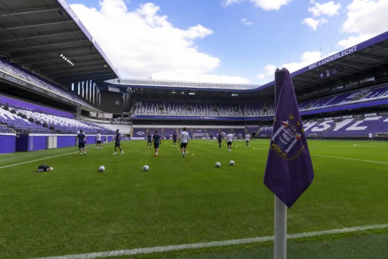 Voorbereidingssfeer rond een oefenwedstrijd tussen Beerschot en RSC Anderlecht