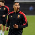 Youri Tielemans tijdens een geconcentreerde trainingscontext bij de Rode Duivels