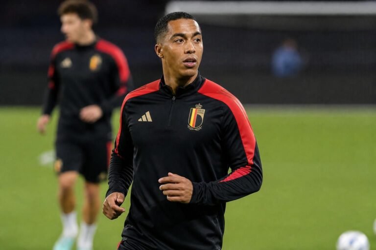 Youri Tielemans tijdens een geconcentreerde trainingscontext bij de Rode Duivels