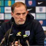 Thomas Tuchel tijdens een gespannen persmoment bij Engeland na nieuwe blessurezorgen