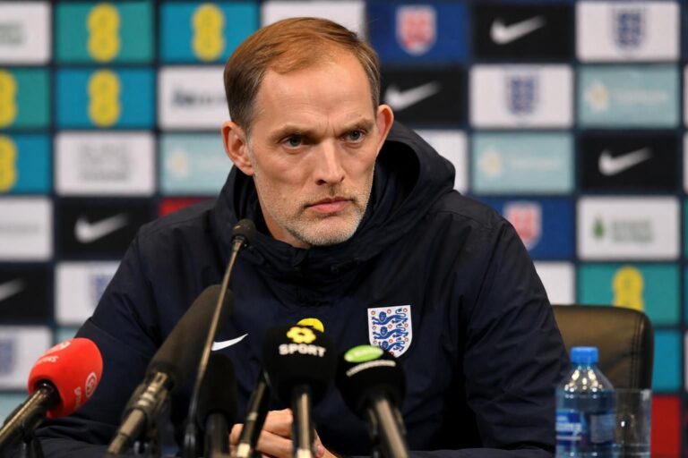 Thomas Tuchel tijdens een gespannen persmoment bij Engeland na nieuwe blessurezorgen
