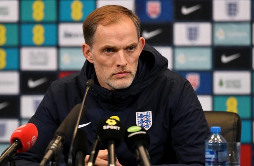 Thomas Tuchel tijdens een gespannen persmoment bij Engeland na nieuwe blessurezorgen