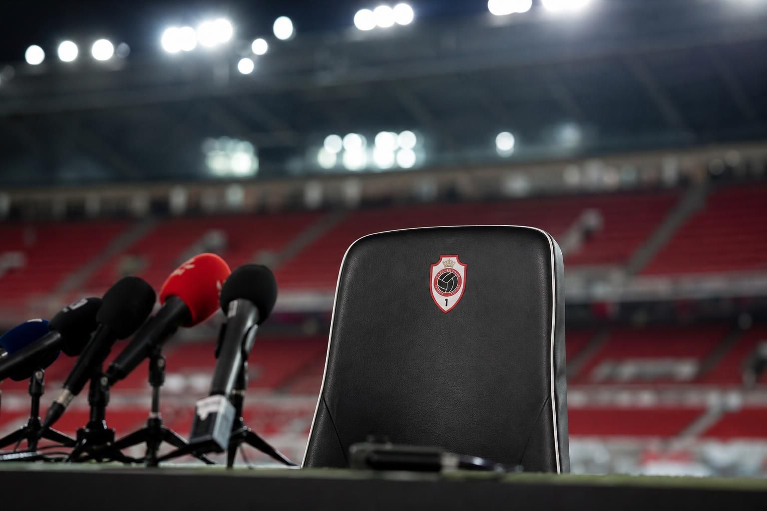 Gespannen perssfeer rond Royal Antwerp FC door onzekerheid over bestuur en transfers