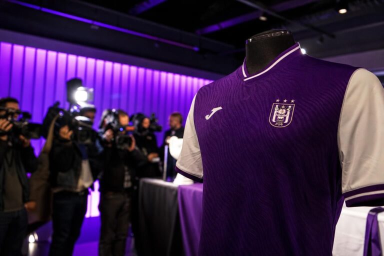 Paars-witte shirtsfeer rond Anderlecht zonder herkenbare gezichten