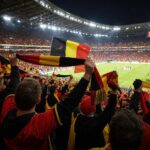 Supporters van de Rode Duivels vieren een WK-kwalificatie in een druk stadion