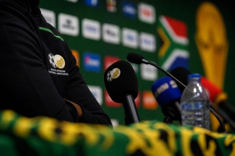 Hugo Broos als bondscoach van Zuid-Afrika tijdens het WK 2026