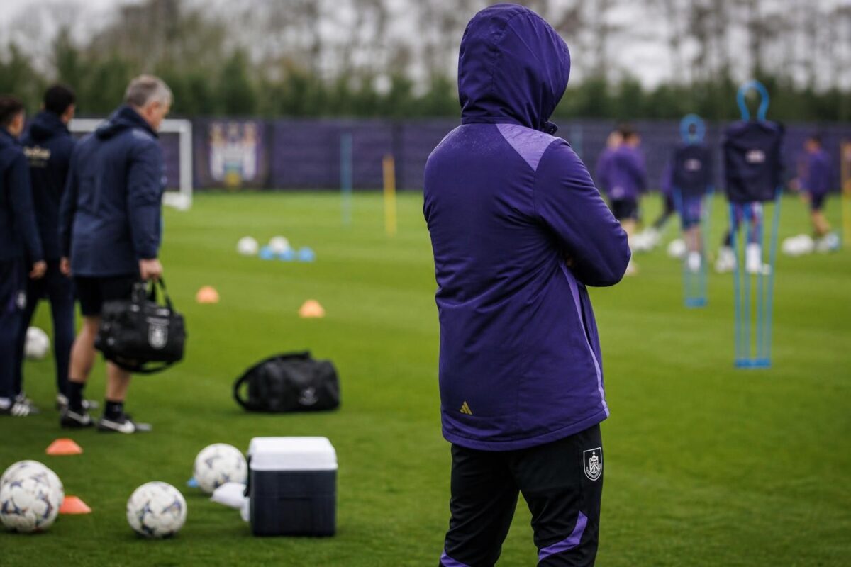 Training bij RSC Anderlecht met focus op blessurezorgen tijdens de voorbereiding