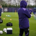Training bij RSC Anderlecht met focus op blessurezorgen tijdens de voorbereiding