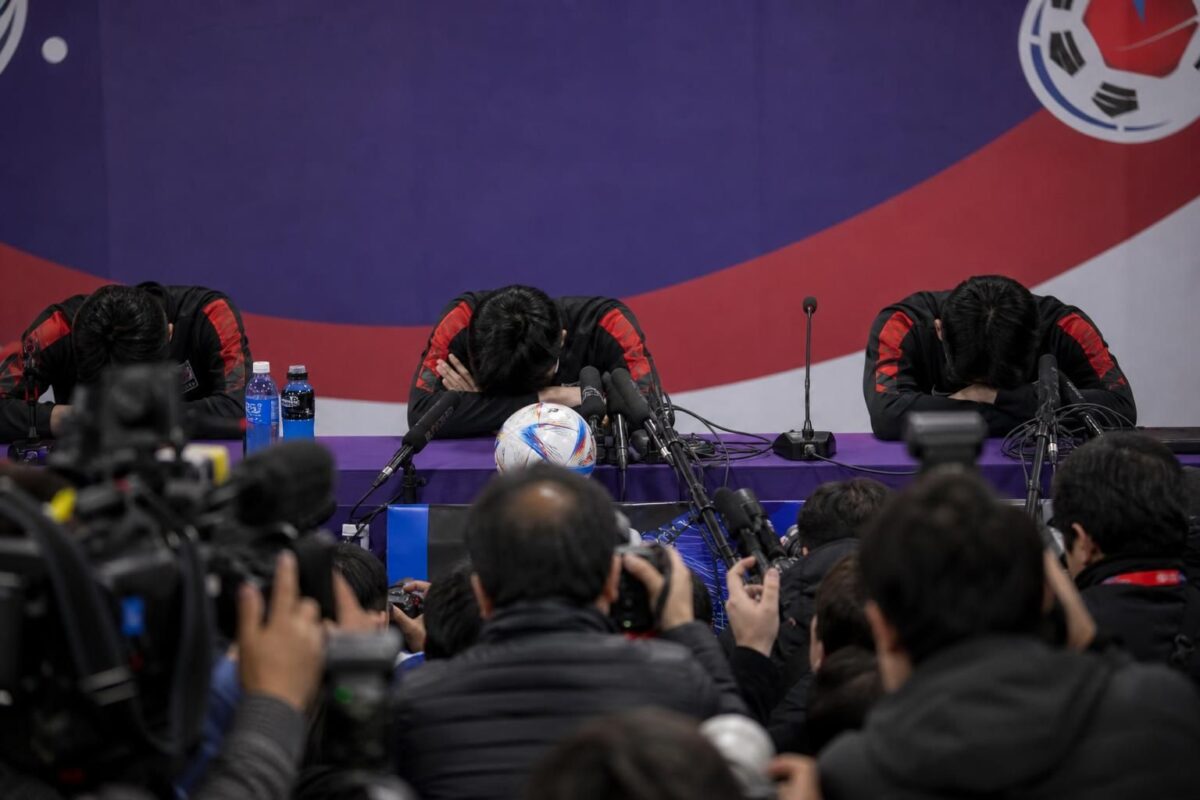 Persmoment rond Zuid-Korea na de WK-uitschakeling en het afscheid van Myung-Bo Hong