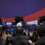 Persmoment rond Zuid-Korea na de WK-uitschakeling en het afscheid van Myung-Bo Hong