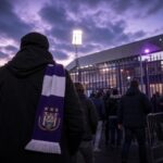 Transfercontext rond RSC Anderlecht met paars-witte voetbalsfeer zonder herkenbare gezichten