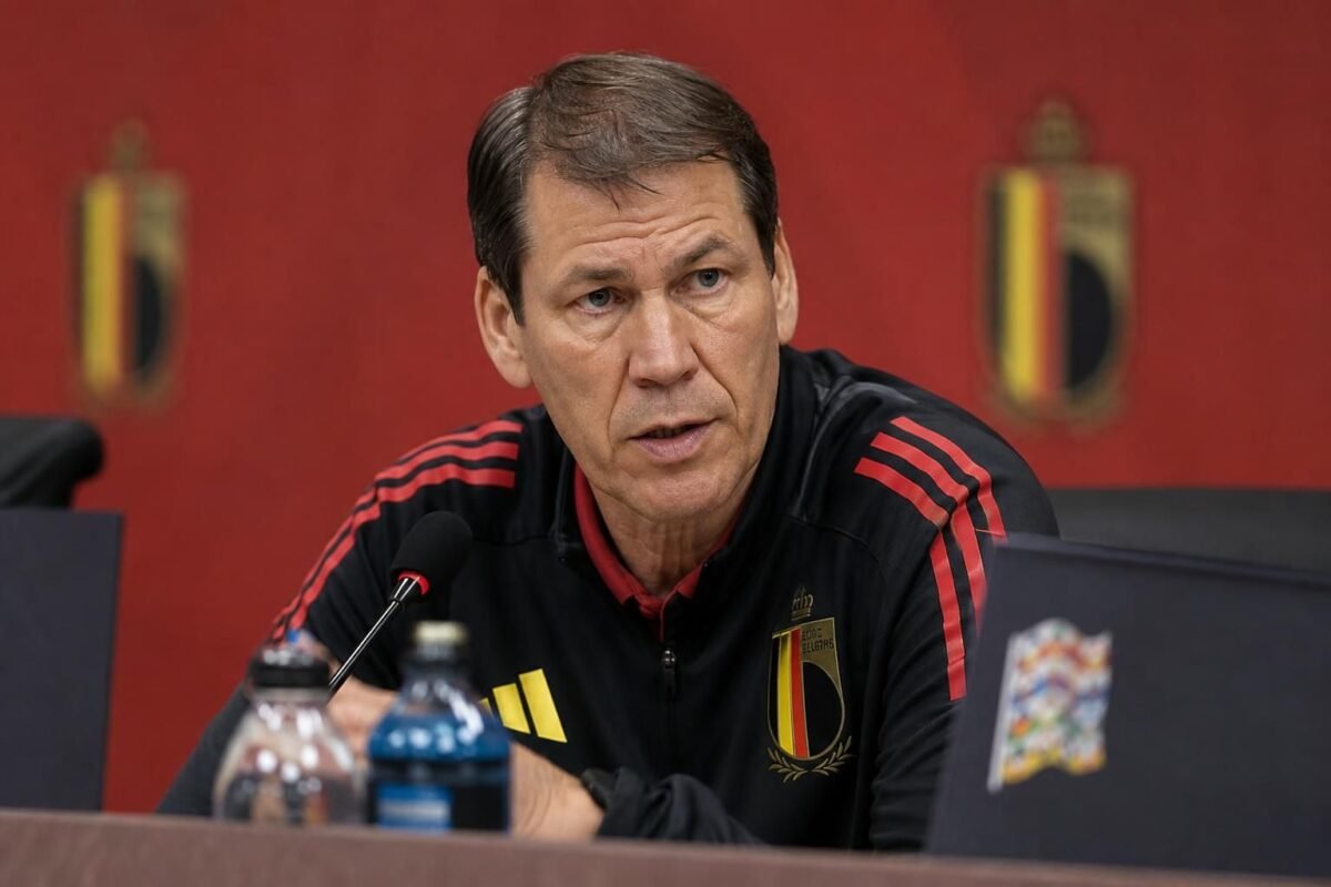 Rudi Garcia in een Belgische voetbalcontext tijdens een moment van tactische focus