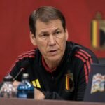 Rudi Garcia in een Belgische voetbalcontext tijdens een moment van tactische focus