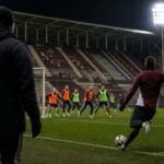 Een gespannen set-piece trainingssituatie bij Hearts zonder herkenbare gezichten