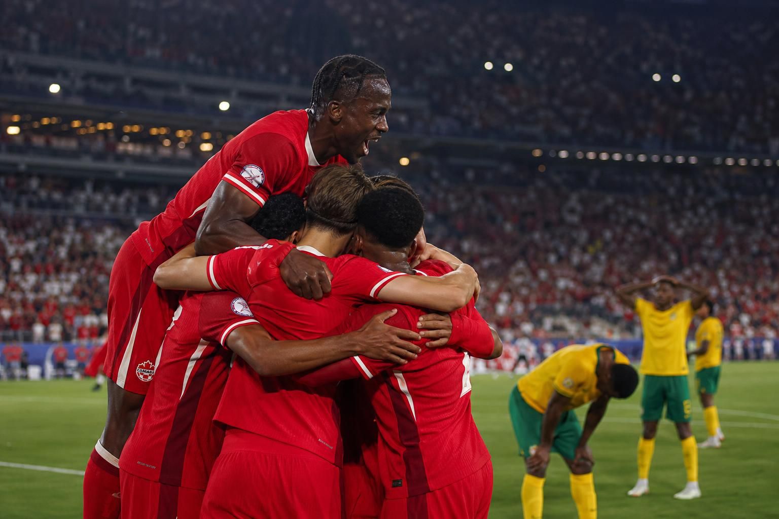 Canadese spelers vieren een late WK-zege tegen Zuid-Afrika in een stadion in Los Angeles