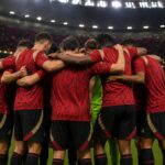 Rode Duivels in een gefocuste huddle onder stadionlichten tijdens het WK 2026