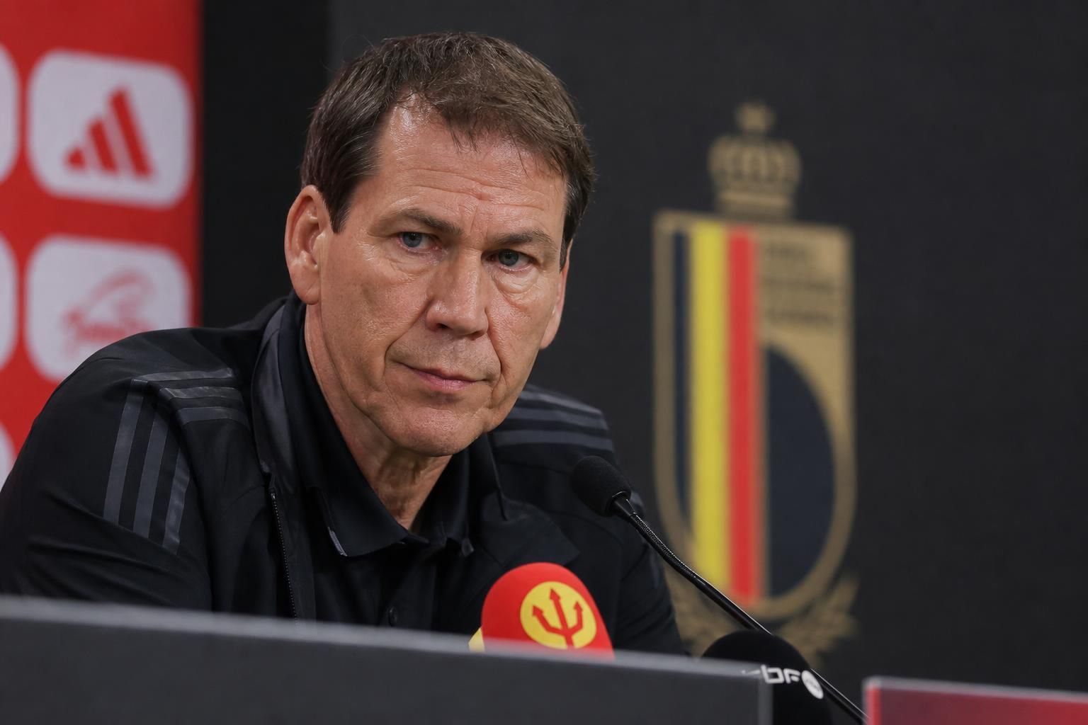 Rudi Garcia tijdens een gespannen persmoment bij de Rode Duivels