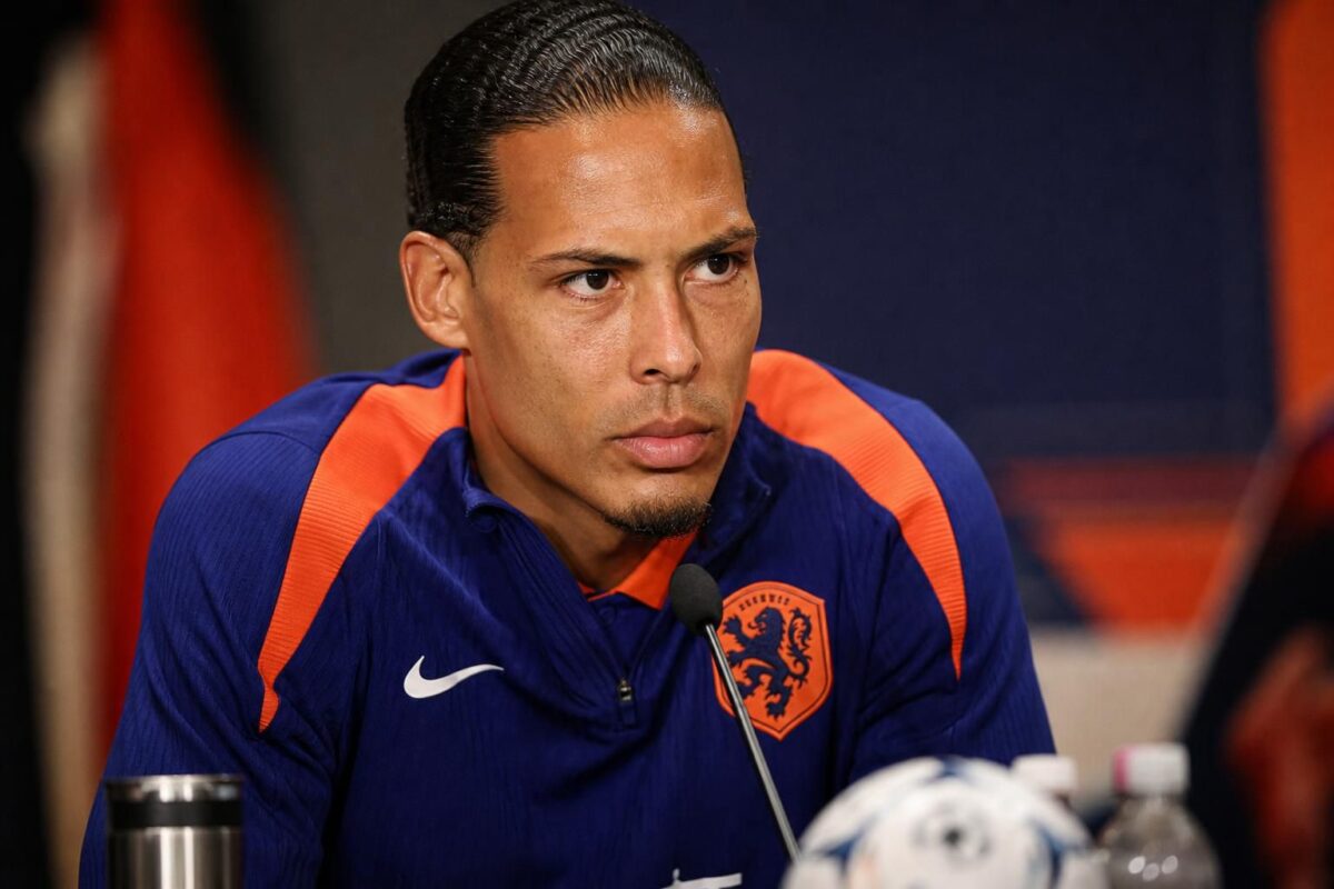 Virgil van Dijk tijdens een persmoment van het Nederlands elftal