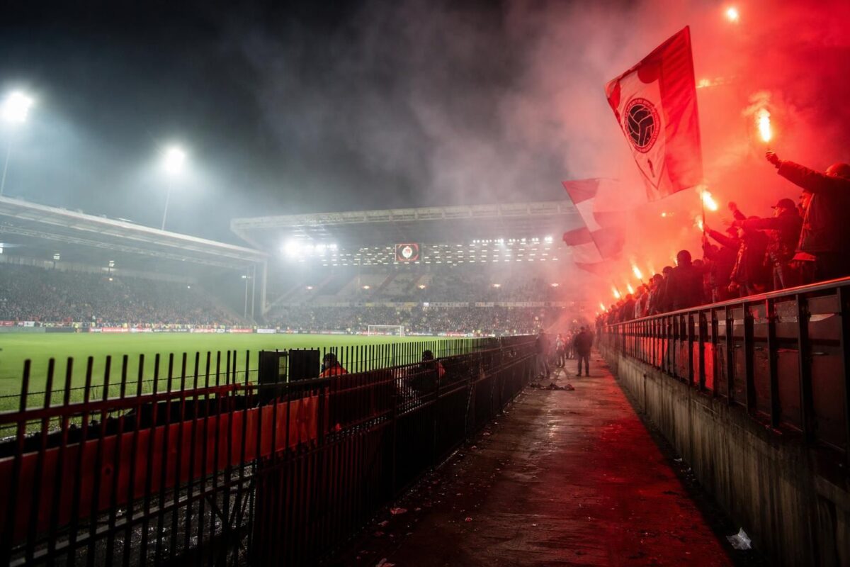 Gespannen sfeer rond de stadionomgeving van Royal Antwerp FC tijdens een financiële crisis