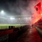Gespannen sfeer rond de stadionomgeving van Royal Antwerp FC tijdens een financiële crisis