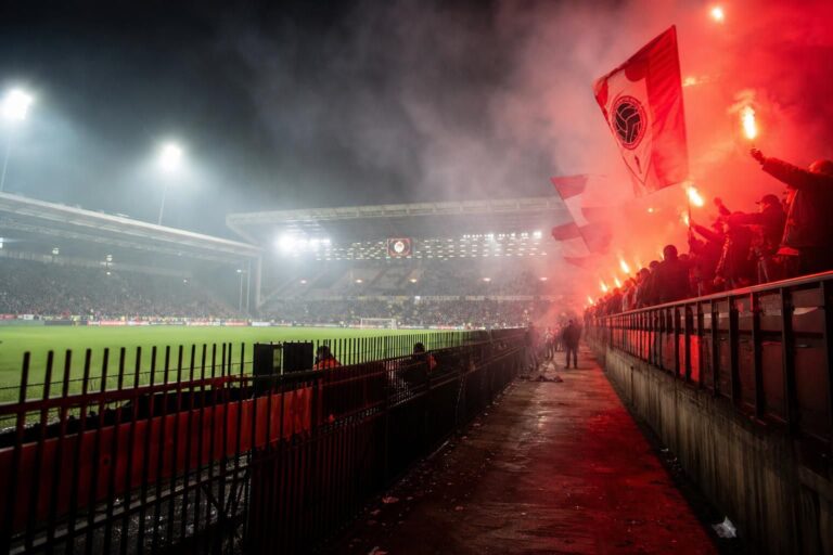 Gespannen sfeer rond de stadionomgeving van Royal Antwerp FC tijdens een financiële crisis