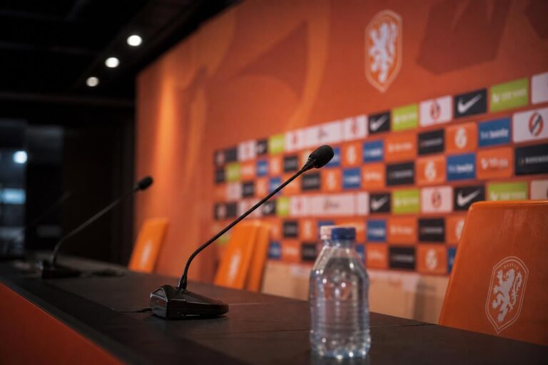 Persmoment van het Nederlands elftal in aanloop naar de WK-wedstrijd tegen Marokko