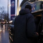 Transfercontext rond Paris Saint-Germain in een gespannen stadionomgeving zonder herkenbare gezichten.