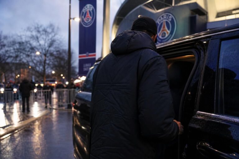 Transfercontext rond Paris Saint-Germain in een gespannen stadionomgeving zonder herkenbare gezichten.