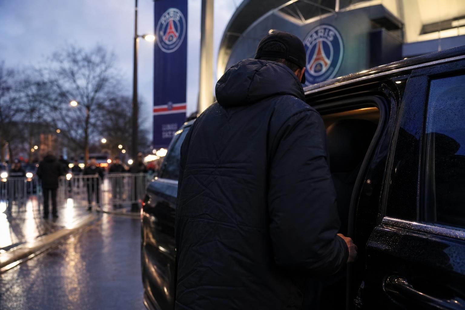 Transfercontext rond Paris Saint-Germain in een gespannen stadionomgeving zonder herkenbare gezichten.