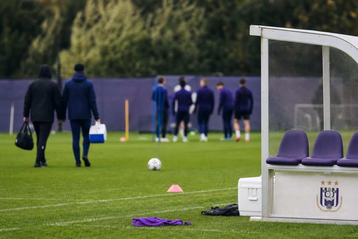 Gespannen trainingsmoment bij RSC Anderlecht tijdens de voorbereiding zonder herkenbare spelers