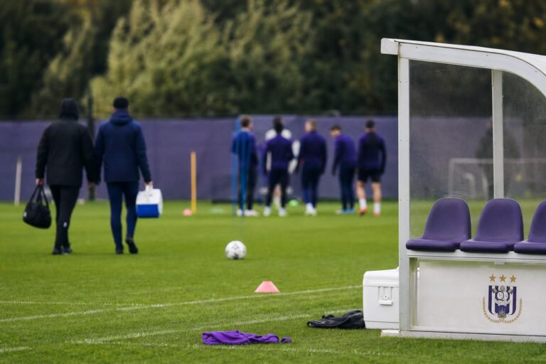 Gespannen trainingsmoment bij RSC Anderlecht tijdens de voorbereiding zonder herkenbare spelers