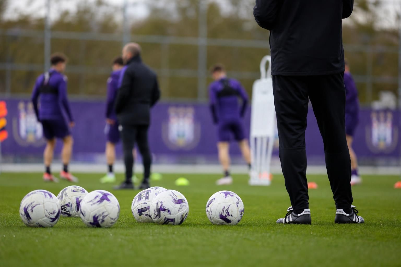 Trainingssfeer bij RSC Anderlecht zonder herkenbare gezichten na wijzigingen in de technische staf