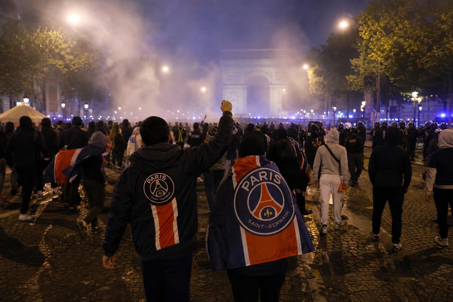 Supporterssfeer in Parijs na de Champions League-zege van PSG
