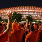 Supporters in oranje sfeer rond een stadion in Monterrey voor Nederland-Marokko.