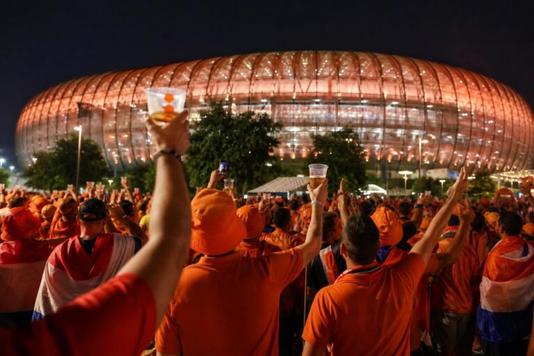 Supporters in oranje sfeer rond een stadion in Monterrey voor Nederland-Marokko.