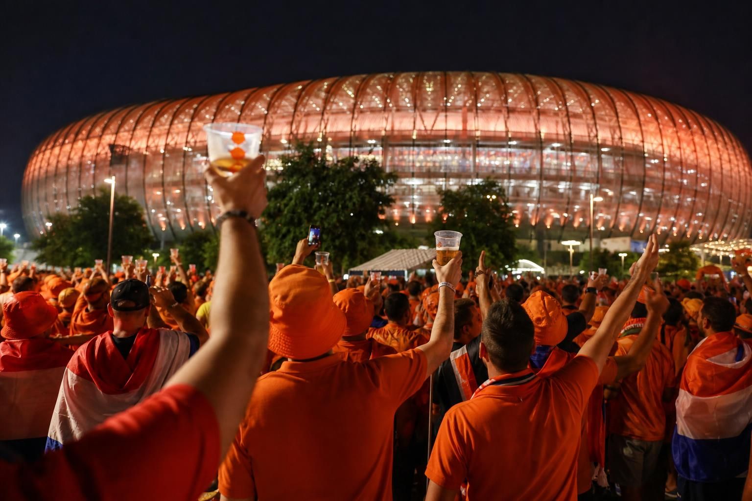 Supporters in oranje sfeer rond een stadion in Monterrey voor Nederland-Marokko.