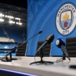 Persmoment rond de nieuwe trainersaanstelling bij Manchester City