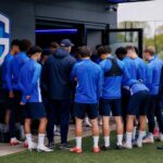 Gefocuste voorbereidingssfeer bij KRC Genk zonder herkenbare gezichten