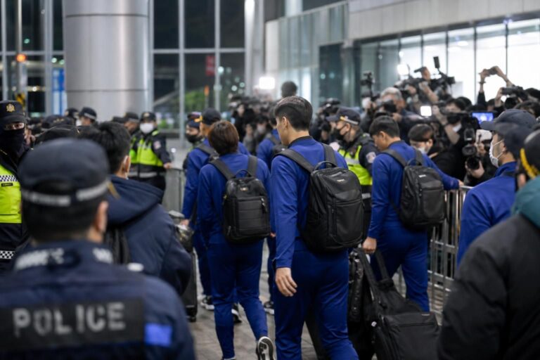 Extra beveiliging bij een gespannen terugkeer van de Zuid-Koreaanse voetbalploeg