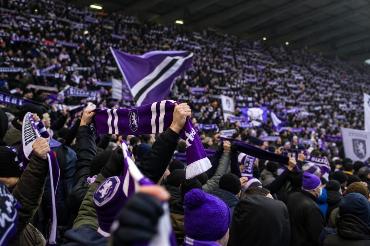 Supporters in een stadion tijdens een gespannen promotiesfeer in de Challenger Pro League
