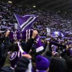 Supporters in een stadion tijdens een gespannen promotiesfeer in de Challenger Pro League