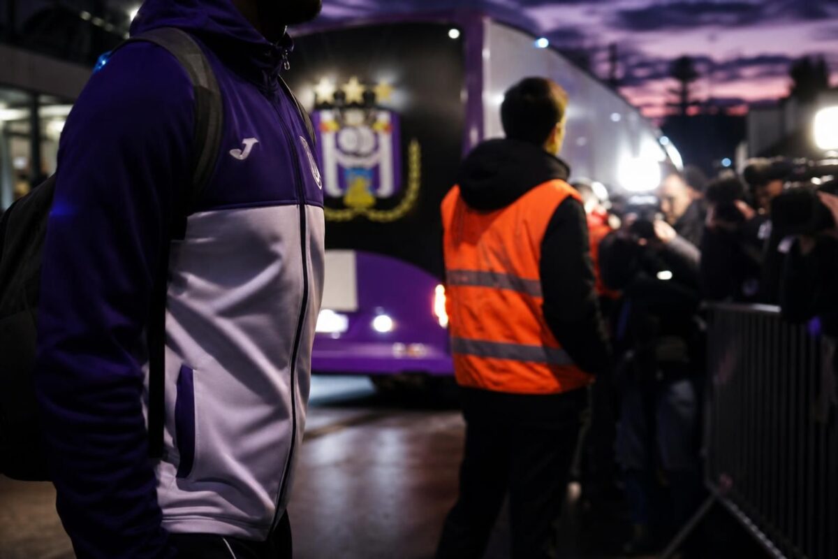 Transfersfeer rond RSC Anderlecht in een stadionomgeving zonder herkenbare gezichten