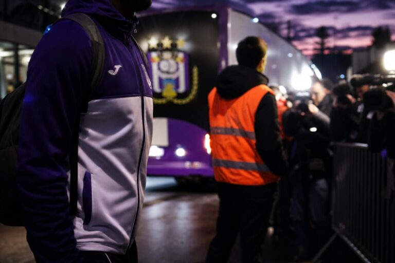 Transfersfeer rond RSC Anderlecht in een stadionomgeving zonder herkenbare gezichten
