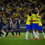 Braziliaanse spelers vieren een late treffer tegen Japan in een gespannen stadionomgeving.