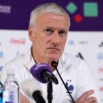 Didier Deschamps tijdens een gespannen persmoment rond de Franse nationale ploeg